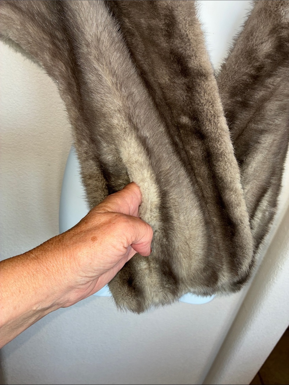 Plymouth Furs Women's OS, Mink Fur Stole Cape, Taupe Brown Grey. Pristine! - Picture 6 of 16